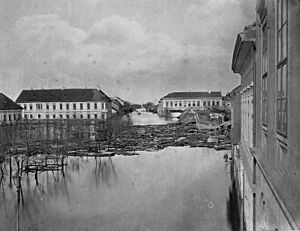 Szeged, Dugonics tér a nagyárvízkor, szemben a Kálvária-sugárút. Fortepan 15599