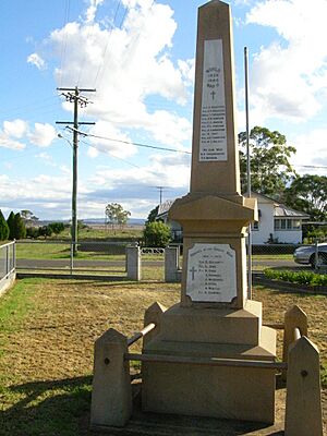 Tannymorel War Memorial, 2007 01