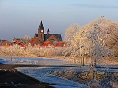 Vijver met kerk - panoramio