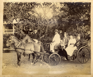 Een gezelschap in een rijtuig in de tuin van het huis van J. Mitchell te Iloilo, KITLV 506215f