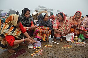 Hindu Devotees Pray To Surya - Makar Sankranti Observance - Baje Kadamtala Ghat - Kolkata 2018-01-14 6877