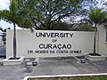 Hoofdingang van de University of Curacao-Mei 2018