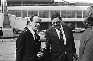 Informele conferentie industrieministers van EEG in Groningen, Minister Van Aardenne (r) met Britse minister van Industrie Tebbit op Schiphol, Bestanddeelnr 931-4198