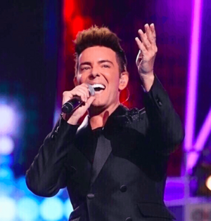 Juan Ricondo singing live on stage 2019.png