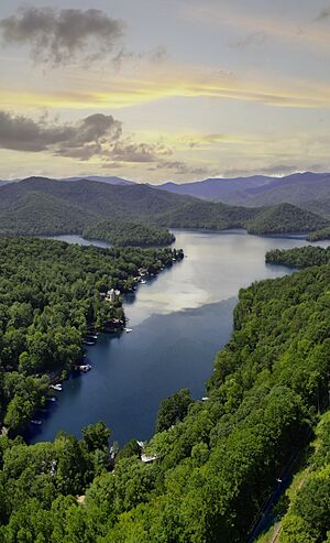Lake Santeetlah in Graham County, North Carolina 04.jpg