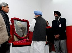 The Prime Minister, Dr. Manmohan Singh paying homage to the former Chief Minister of West Bengal, late Shri Jyoti Basu, in New Delhi on January 18, 2010