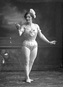 XLM.GRP12472 Fru Ingeborg Baltzola, Cirkus Hoffman