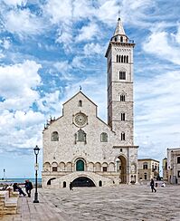 "Die Kathedrale von Trani ist eines der wichtigsten Beispiele der apulischen romanischen Architektur" 02