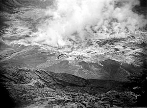 COLLECTIE TROPENMUSEUM Solfataren in de krater van de vulkaan Gunung Kelud TMnr 10023721