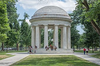 District of Columbia War Memorial, July 2017 (close up).jpg