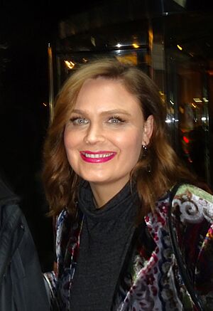 Emily Deschanel (31638941363) (cropped).jpg