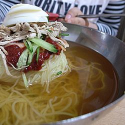 Korean cold noodle soup-Milmyeon-01.jpg