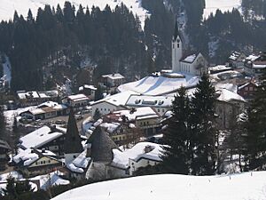 Kreuzkirche und St. Anna in Hirschegg.jpg