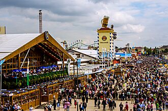 O'zapft is! Münchens 5 Jahreszeit hat begonnen - O'zapft is! Munich 5 season, the Oktoberfest has begun (9855483374).jpg