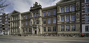 Overzicht, natuurstenen voorgevel, een middenrisaliet met attiek - Amsterdam - 20408818 - RCE