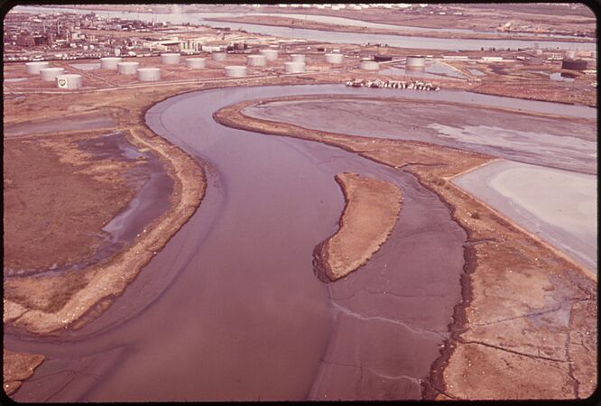 RAHWAY RIVER IN LINDEN AREA, FLOWING INTO THE ARTHUR KILL. IN THE BACKGROUND ARE STORAGE TANKS OF THE BRITISH... - NARA - 552025