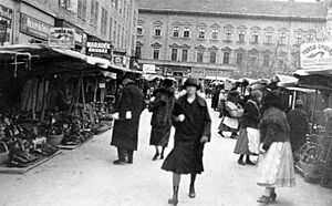 Széchenyi tér, a Zsótér-ház előtti szélesebb járda. Szemben a Kossuth Lajos sugárút torkolata. Fortepan 3593