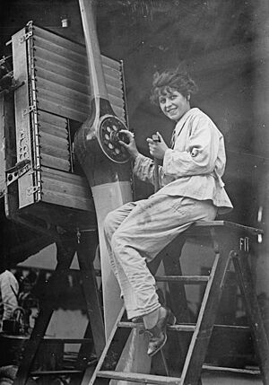 WRAF working on a De Havilland 9A. Q27562