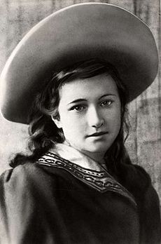 A ten-year-old Wallis Simpson as a schoolgirl with long hair and a hat on