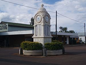 Barcaldine War Memorial Clock, 2009.jpg