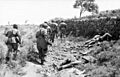 Bundesarchiv Bild 101I-166-0509-06, Kreta, Vormarsch deutscher Fallschirmjäger, Leichen