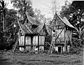 COLLECTIE TROPENMUSEUM Rijstschuren in Minangkabause bouwstijl te Batipoe in de Padangse Bovenlanden Sumatra`s Westkust TMnr 60003599
