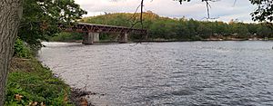 Grenville-sur-la-Rouge (QC)-Rivière Rouge-Vue du pont ferroviaire à l'embouchure-2022-07-31
