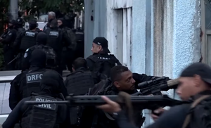 Policiais civis da Delegacia de Roubos e Furtos de Cargas durante a Operação Contenção