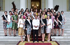 Puteri Indonesia 2019 finalists with Joko Widodo on steps of Bogor Palace