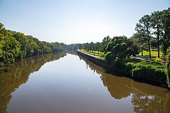Tar River next to East Carolina University in Greenville, North Carolina.jpg
