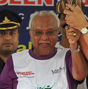 The Governor of Jharkhand, Shri M.O.H Farook receiving the Queen's Baton 2010 Delhi, at Raj Bhavan Ranchi on August 06, 2010 (cropped)