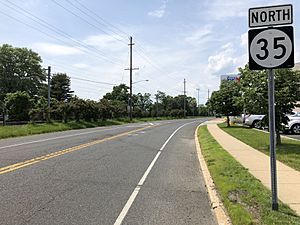 2018-05-26 14 36 06 View north along New Jersey State Route 35 (Maple Avenue) just north of Monmouth County Route 520 (Broad Street) in Red Bank, Monmouth County, New Jersey