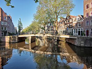 Brug 127 in de Lijnbaansgracht over de Egelantiersgracht foto 4