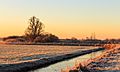 Eerste zonnestralen strijken over een winters landschap. Locatie, Langweerderwielen (Langwarder Wielen) en omgeving 04