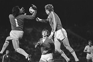 Jos Jonker (rechts, AZ'67) in duel met Liverpool-doelman Bruce Grobbelaar (links, Bestanddeelnr 931-7560