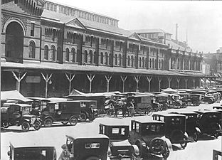 Photograph of the Farmers Line Outside of Center Market - 14361634436