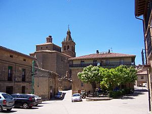 Main square. At the back, church of La Asunción