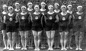 Turnerinnen der niederländischen Goldriege von 1928.jpg