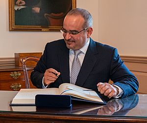 Bahraini Crown Prince Salman bin Hamad Al-Khalifa Signs Secretary Pompeo's Guestbook (48751090187) (cropped)