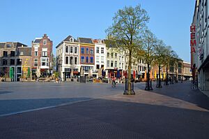 Grote Markt, Grootemarkt, Kruismarkt. Nijmegen, Terassen. Zicht richting Burchtstraat