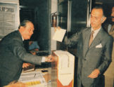 José Alfredo Martínez de Hoz votando en las elecciones de 1983