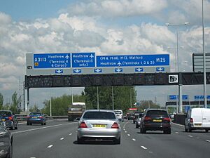 M25 Motorway Clockwise. Approaching Junction 14 For A3113 For Heathrow - geograph.org.uk - 1280493