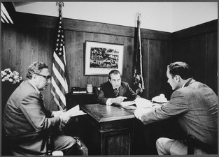 Meeting at Camp David to discuss the Vietnam situation - NARA - 194466