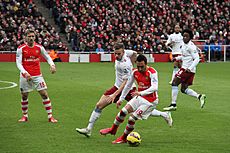 Santi Cazorla on the ball 1 (16395664056)