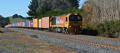 DL9302 Pulling goods train in between Pokeno and Tuakau (14342228715).jpg