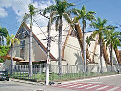 Fachada e lateral da Catedral São Sebastião após pintura, Coronel Fabriciano MG