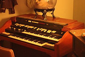 Hammond T400 series with Rhythm II, My Room