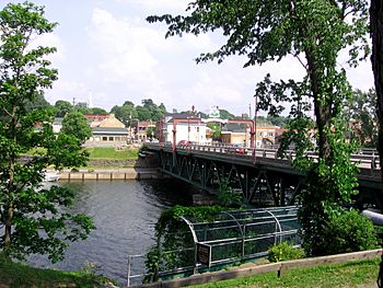 NewGlasgow EastRiverBridge.jpg