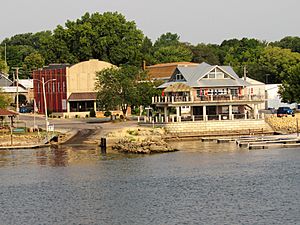 Princeton, Iowa from the Mississippi River 01.jpg