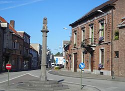 Schandpaal Gemeentehuis Dorp Berlare 2011 05 25.jpg